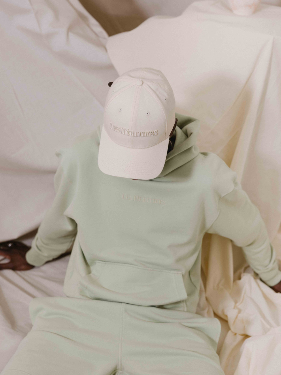 La gorra LOGO CAP de Les Héritiers en nuestro icónico White Vintage