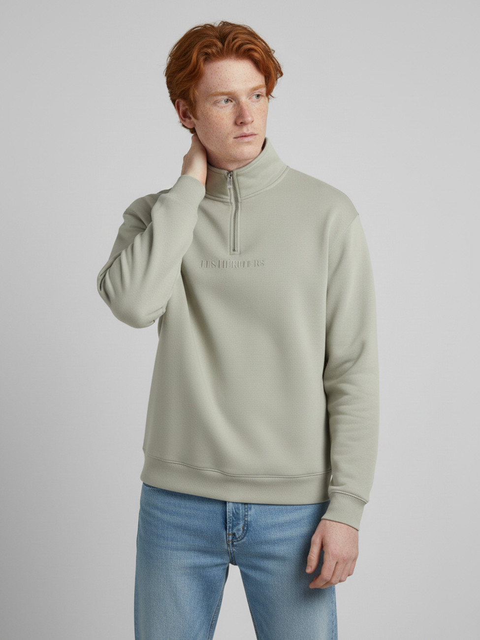 La LOGO QUARTER ZIP es la versión más funcional y refinada de nuestra línea NO BASICS ALLOWED - Les Héritiers