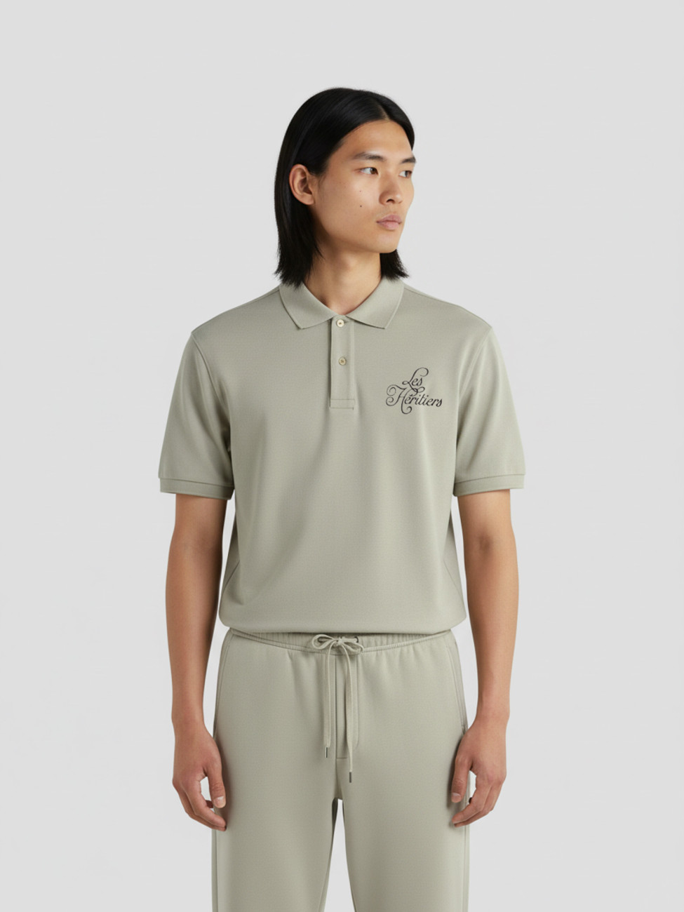 El SIGNATURE POLO en color army green actualiza un clásico con el enfoque único de LES HÉRITIERS