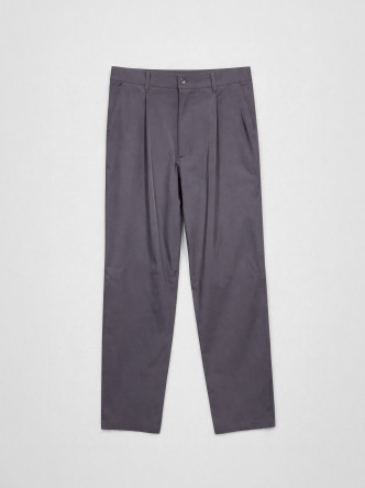 Pantalón técnico navy Les Héritiers TECH PANT con corte relajado y dos pinzas delanteras
