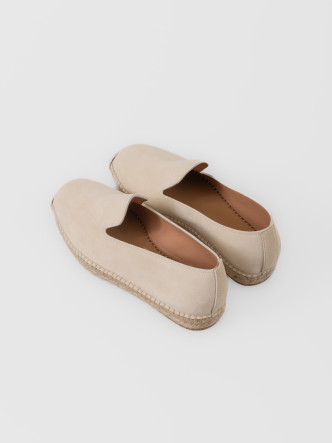 Alpargata Les Héritiers Futadera en crudo con silueta limpia y construcción slip-on