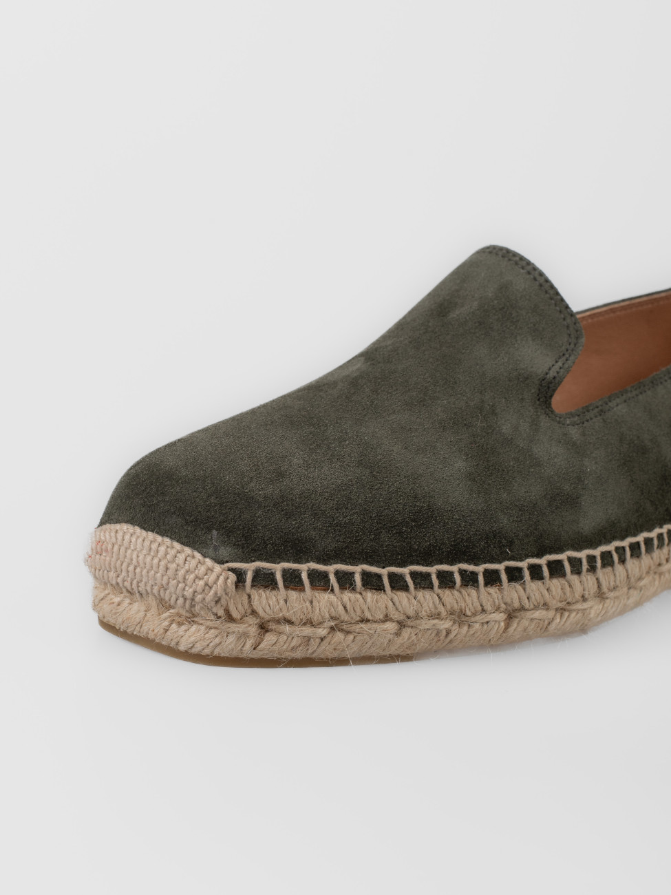 Alpargata Les Héritiers Futadera en verde bosque con silueta limpia y construcción slip-on