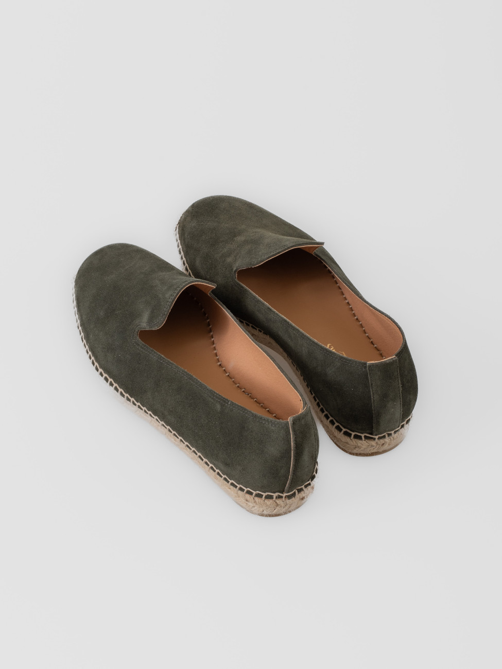 Alpargata Les Héritiers Futadera en verde bosque con silueta limpia y construcción slip-on