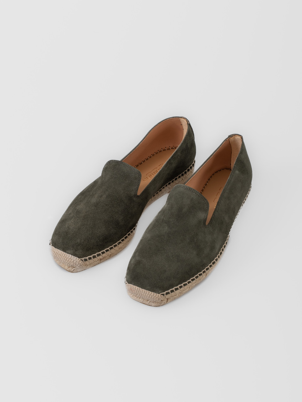 Alpargata Les Héritiers Futadera en verde bosque con silueta limpia y construcción slip-on